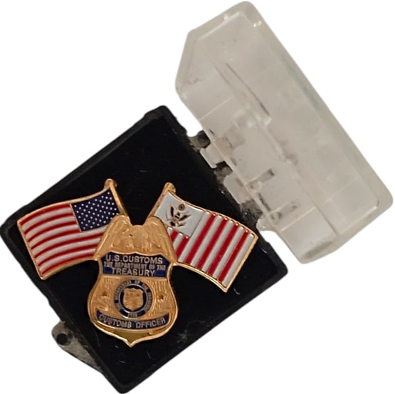 US Customs Officer Badge: Breast Badge, 34x23 mm, gilt Metal, one side enameled, pin on the back, in case of issue. Mint state!