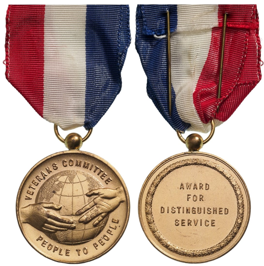 Veterans Commitee Medal: Breast Badge, 35x40 mm, gilt Copper, original suspension ring and ribbon. Scarce! I R!