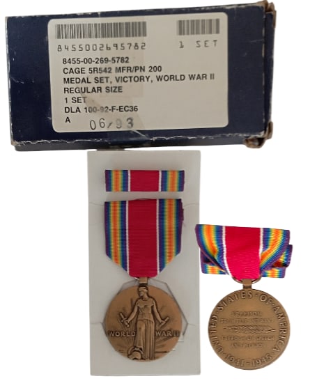 The World War II Victory Medal: Breast Badge, 42x37 mm, Bronze, original suspension ring and ribbon, in damaged case of issue. I