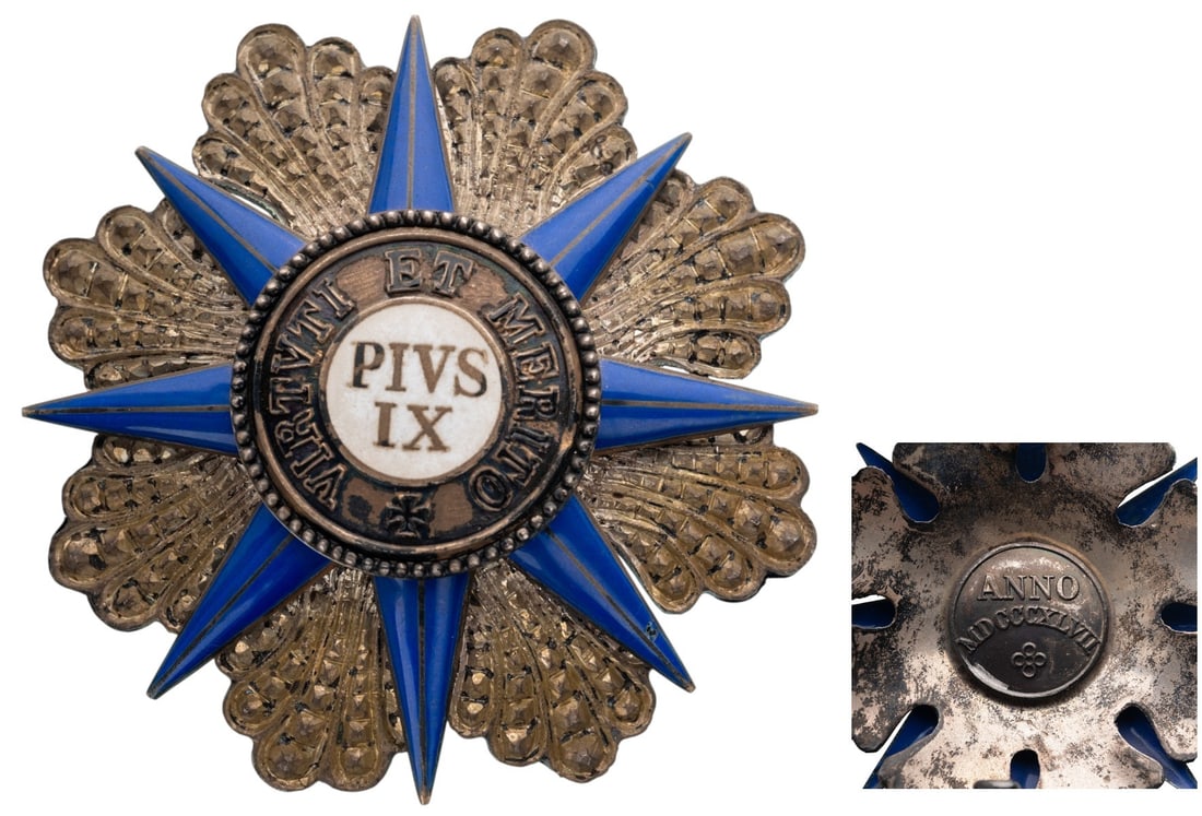 ORDER OF PIUS IX: Grand Cross Star, 1st Class, instituted in 1920. Breast Star, 79 mm, Silver, superimposed parts Silver, enameled, reverse with long thin pin. A superb old star in extremely fine condition! I