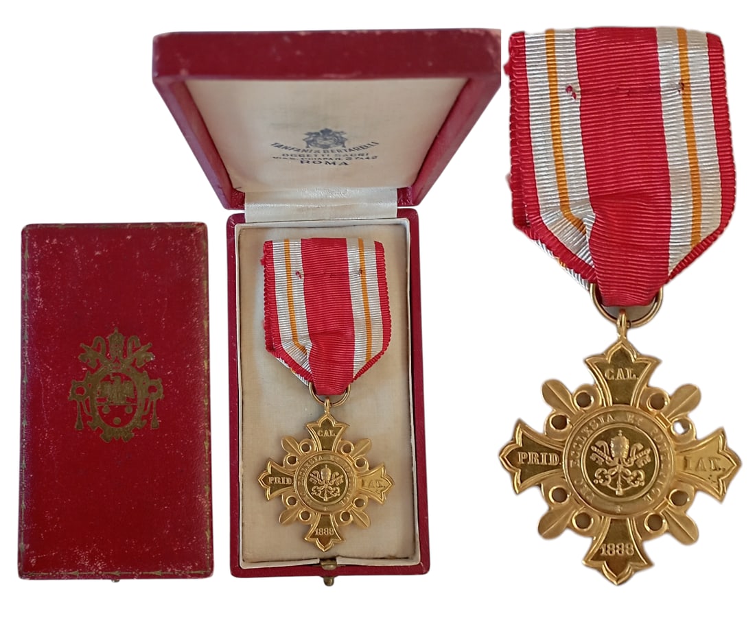 Cross of Honour Pro Ecclesia et Pontifice: 1st Class, instituted in 1888. Breast Badge, 49x44 mm, gilt Bronze, original suspension ring and ribbon, in case of issue by "Tanfani & Bertarelli, Roma", with gilt weapon on the lid. Mint state! I