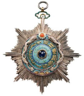 ORDER OF THE DOUBLE DRAGON: Country: CHINA 3rd Class 2nd Grade Badge, 2nd Type, instituted in 1882. Neck Badge, 84 mm, silver with smooth rays, central medallion silver gilt, enameled (minor cracks in the enamel), adorned with