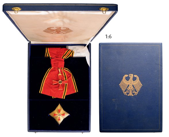 ORDER OF MERIT OF THE FEDERAL REPUBLIC: Country: GERMANY Grand Cross Set. Sash Badge, 60 mm, gilt bronze, enameled, both central medallions gilt bronze, enameled, original suspension loop and sash. Breast Star, 78 mm, silver gilt, maker's m