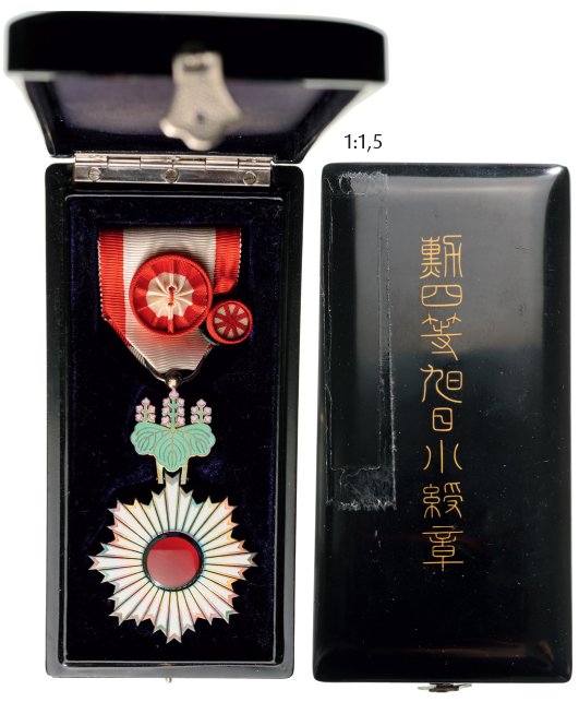 ORDER OF THE RISING SUN: Country: JAPAN 4th Class Cross, instituted in 1875. Breast Badge, 45 mm, silver gilt, both sides enameled, both central medallions silver gilt, enameled, original suspension ring and ribbon with roset