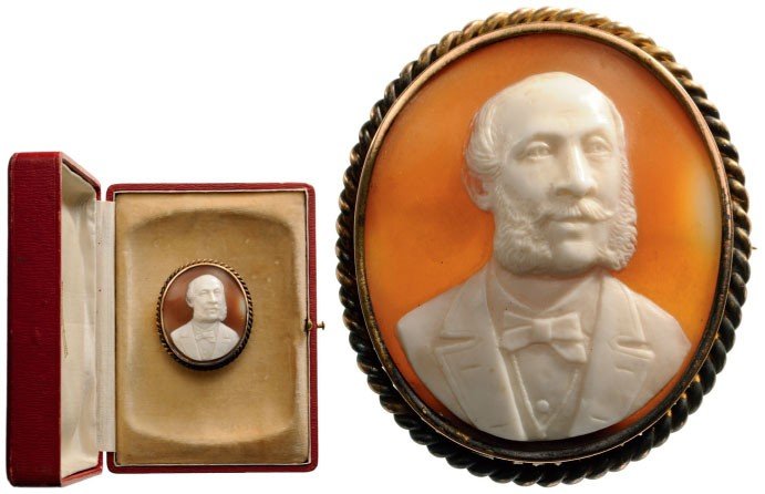 Cameo with Portrait of Emperor Franz Joseph in Civil: Country: AUSTRIA Breast Badge Rare and interesting!, 47x40 mm, shell and silver gilt frame, horizontal pin on reverse, in case of issue with hardly readable name inside the lid. II R!