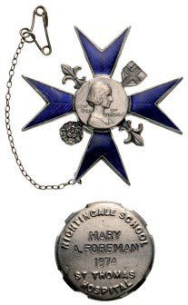 THE NIGHTINGALE SCHOOL FOR NURSES AT ST. THOMAS'S: Breast Badge, 40 mm, silvered Metal, named to Mary A. Foreman, 1974, both central medallions silvered, enameled, thin pin and chain on reverse. Very attractive! I Country: GREAT BRITAIN