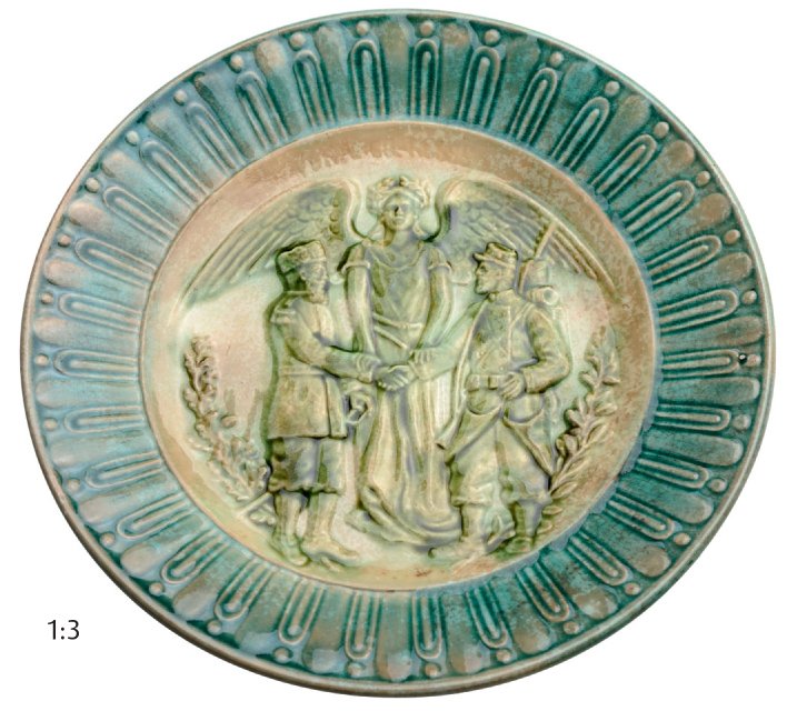 Commemorative earthenware plate: Relief motive about the FrenchRussian agreement circa 1880 diameter 22 cm the side is decorated with palm leaves unknown factory in spite of a mark in the back (Choisy ?...).