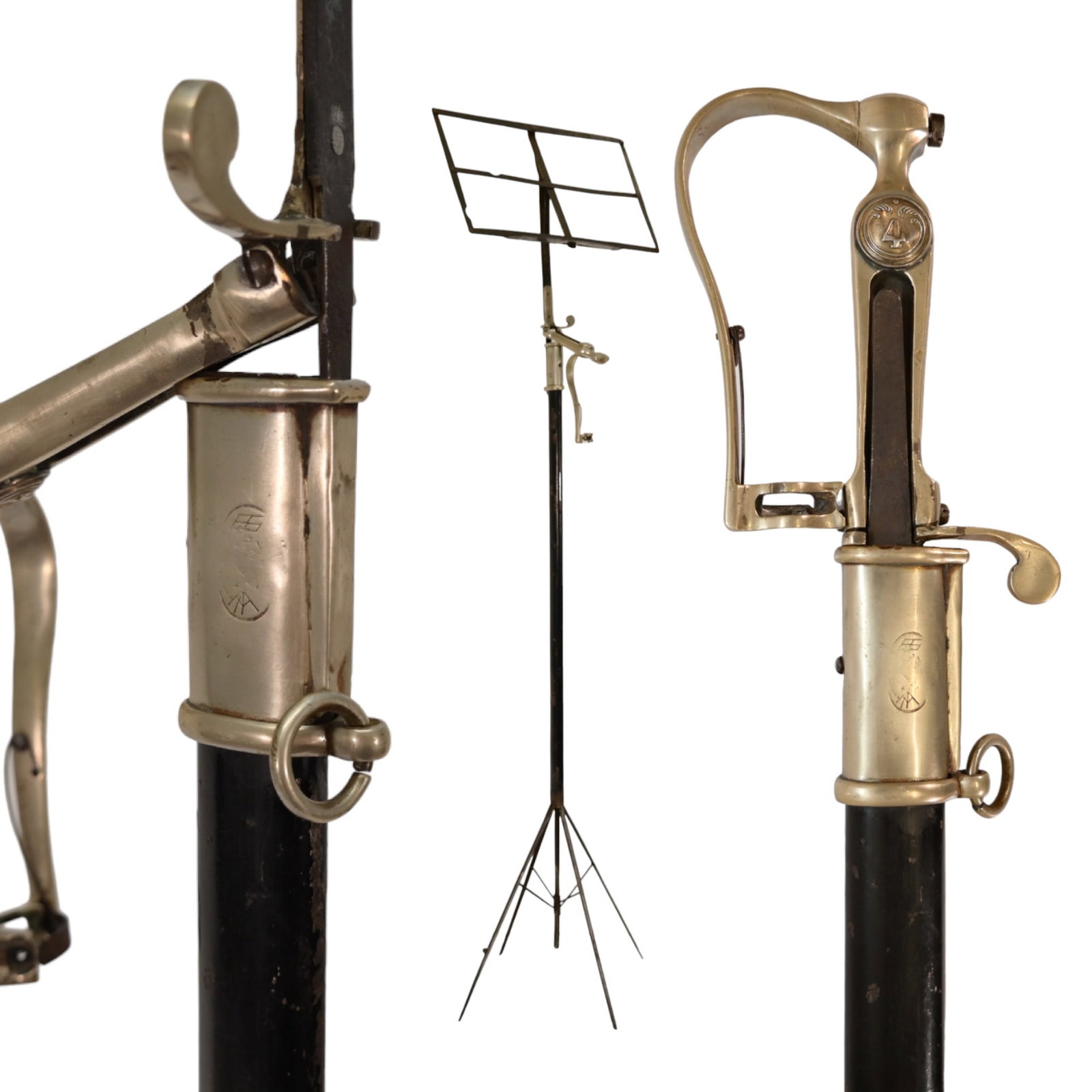 Music stand disguised as a saber, Italy, 20th century.: Saber-stand for musical notes of the Italian Royal Military orchestra. 500 copies were produced. A rare collectible specimen of a combined, curious weapon. End of 19th century. Height: 97 cm;