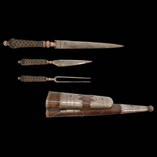 Set of French hunting cutlery from the 18th century.: Set of French hunting cutlery from the 18th century. The knifs and fork are the same color with horn handles, decorated with twisted silver wire, exquisite bronze fittings have remains of gilding. Ste