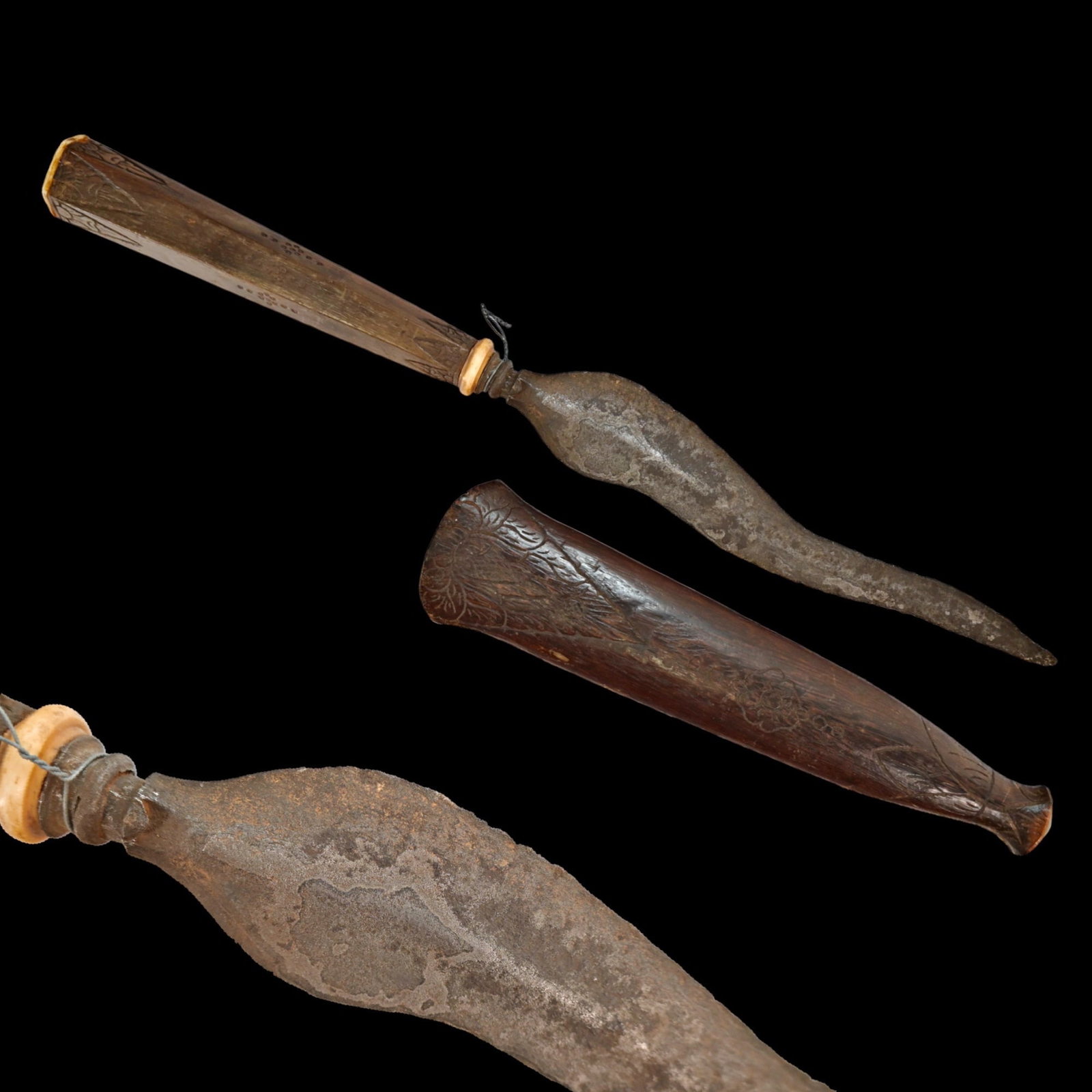 Rare Italian dagger with a wavy Damascus steel blade, 19th century.: Rare Italian dagger with a wavy Damascus steel blade, 19th century. The handle is made of horn with bone inserts, decorated with engraved decor. The scabbard is made of horn or wood, decorated with en