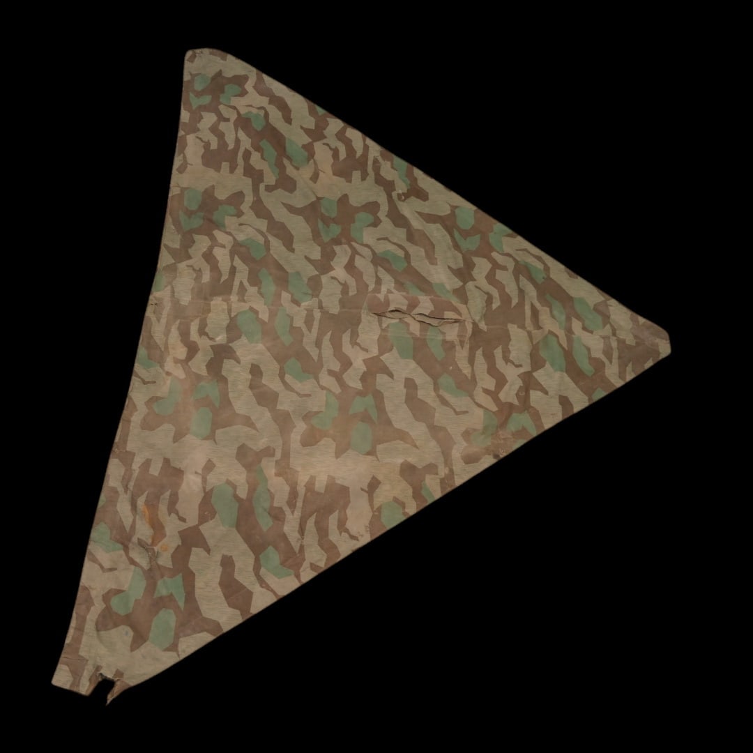 WWII Nazi German Wehrmacht Camouflage Zeltbahn 31 Splittertarn.: WWII Nazi German Wehrmacht Camouflage Zeltbahn 31 Splittertarn. The tent-cloak was made of dyed gabardine, had a triangular shape, was waterproof and performed several functions at once: tent, raincoa