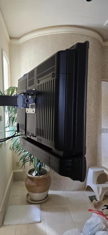 25" Sharp Aquos LCD TV (1 of 2)