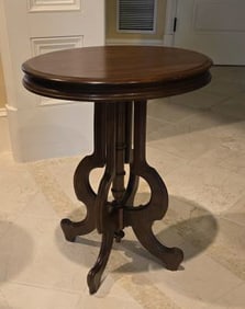 Approx. 22" L x 17-1/2" W x 28" H
