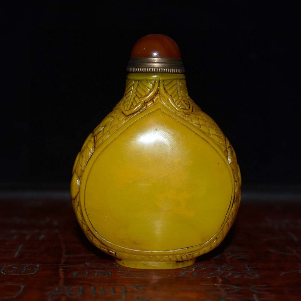 Old collection of colored glaze snuff bottle (1 of 9)