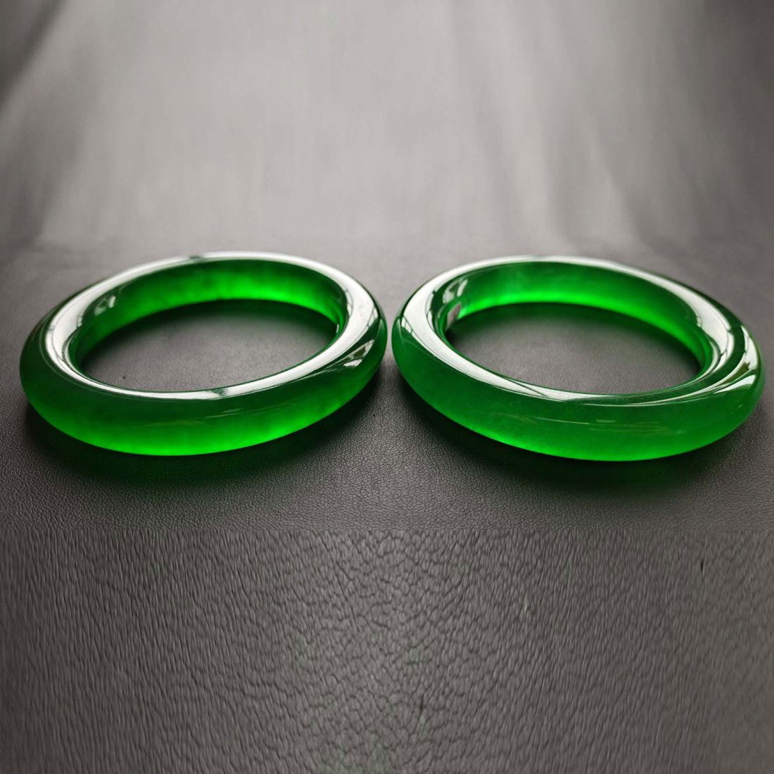 A pair of top-quality dragonstone emperor green jadeite bracelets (1 of 6)