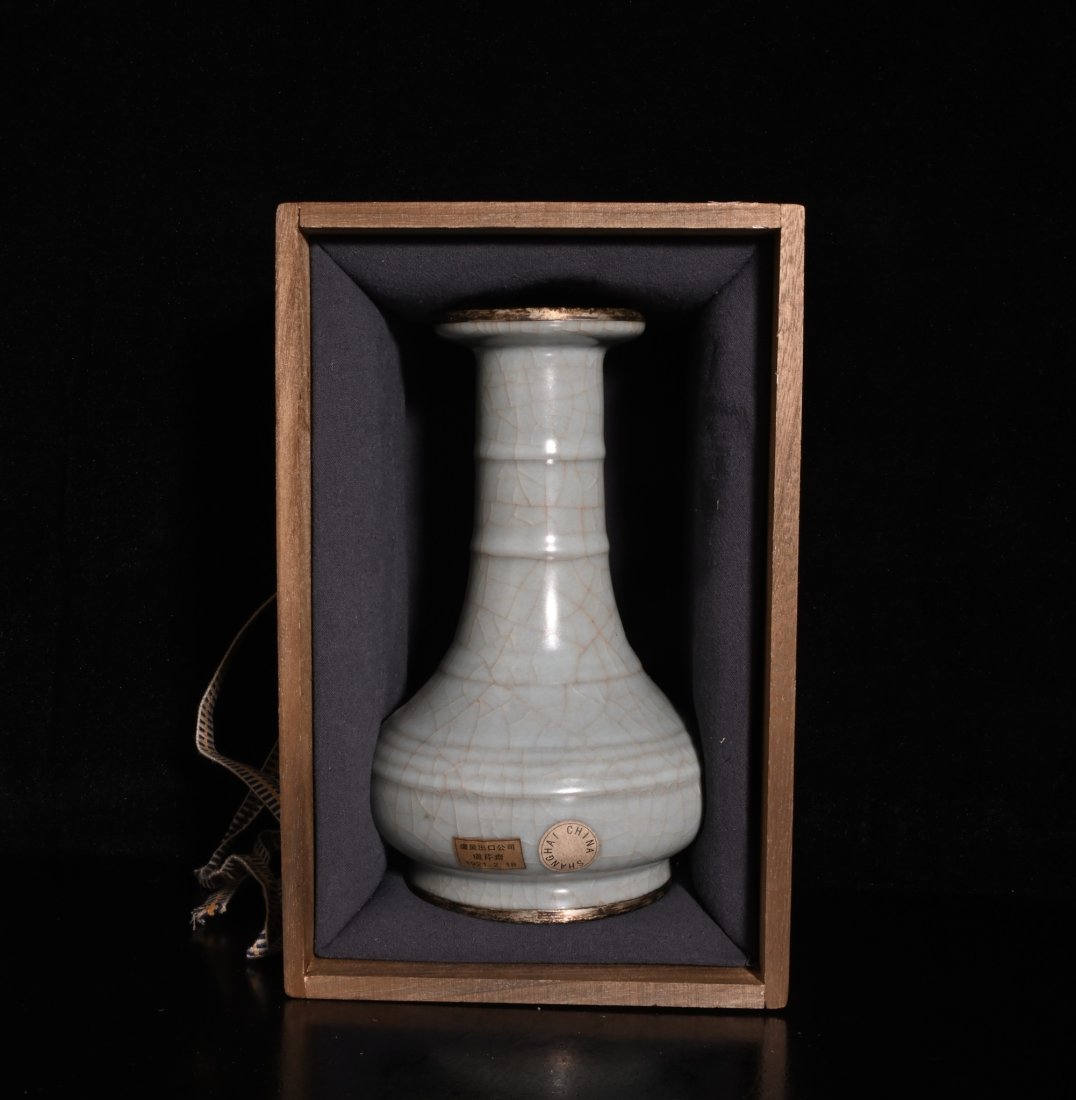 Song official kiln clad silver mouth chasing pattern vase (1 of 9)