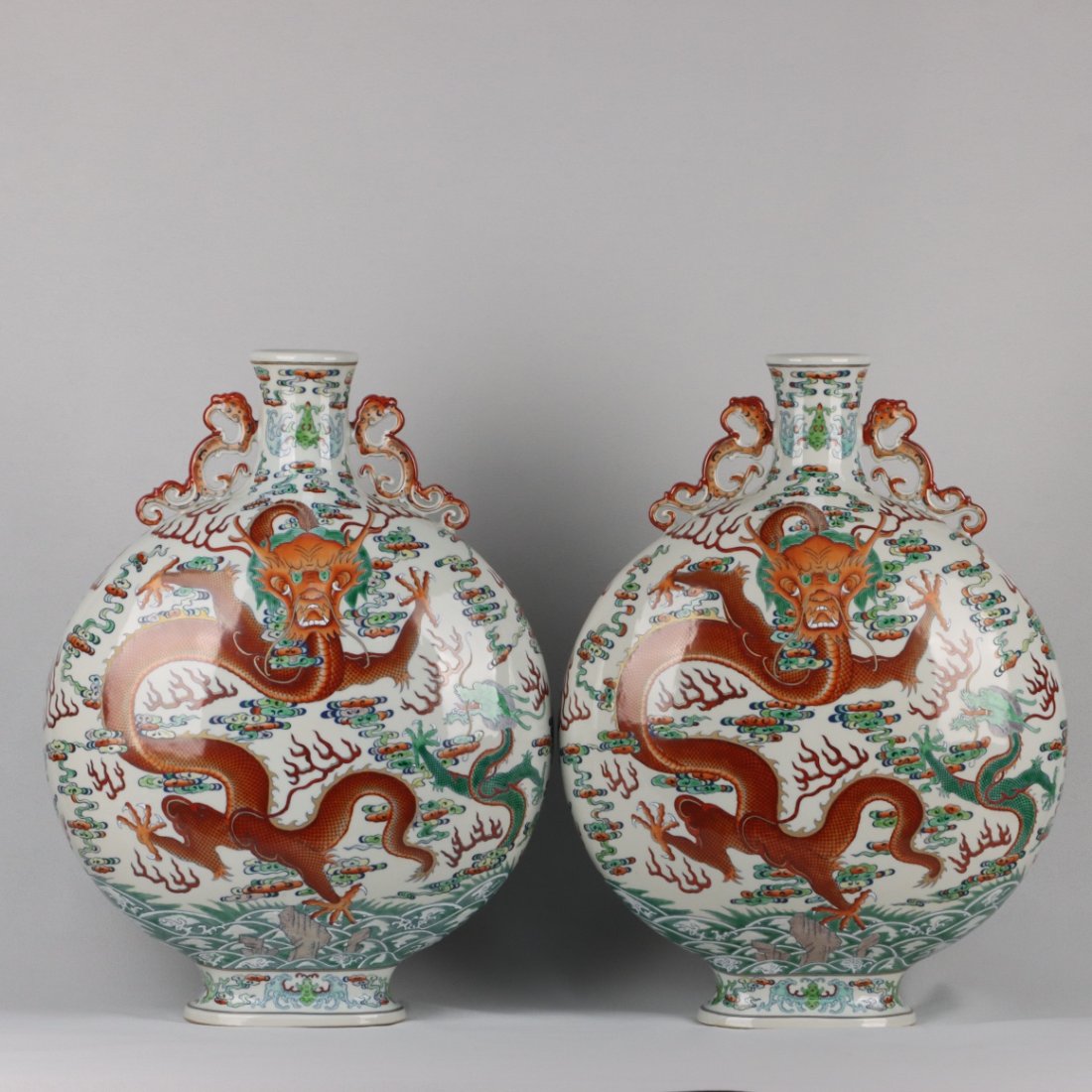 Blue-and-white color-drawing gold double-eared vase holding the moon (1 of 9)