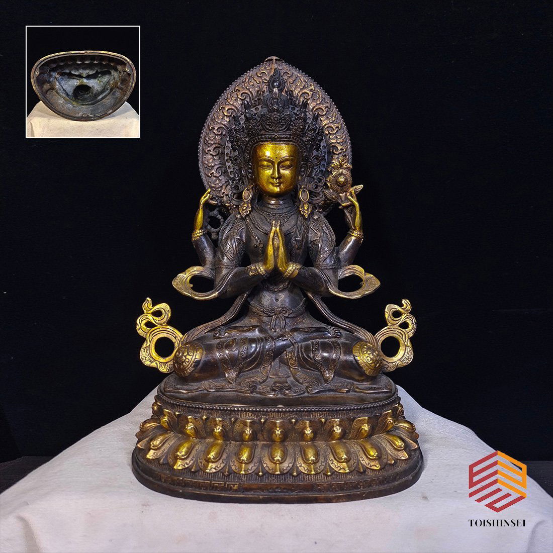 Four-armed Guanyin Bodhisattva: The treasure statue is majestic. The deity wears a five-Buddha crown on his head and has a black knot in his hair. In the center, he holds a mani orb with his palms folded on his chest. He gazes at al