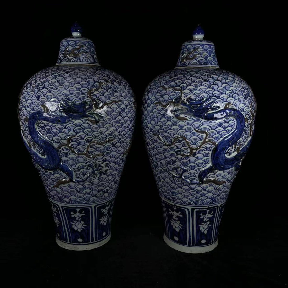 Yuan blue and white sea water dragon pattern plum vase (1 of 9)