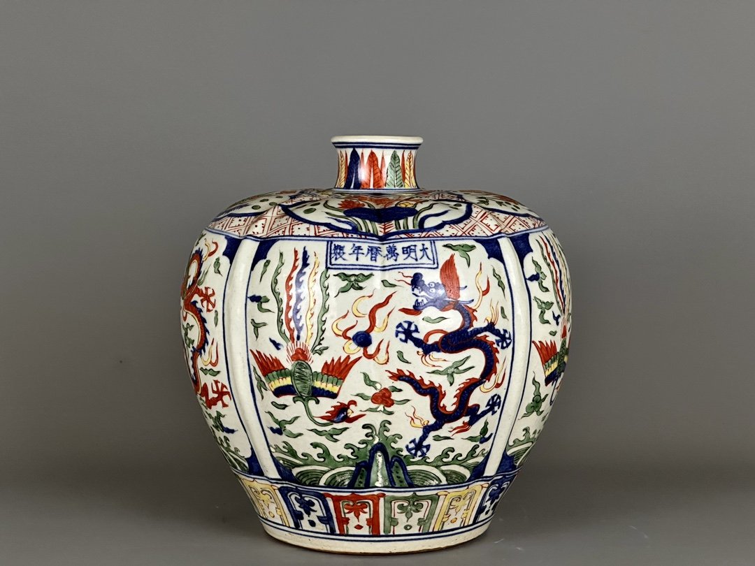 Ming Wanli colorful dragon and phoenix pattern pumpkin vase (1 of 9)
