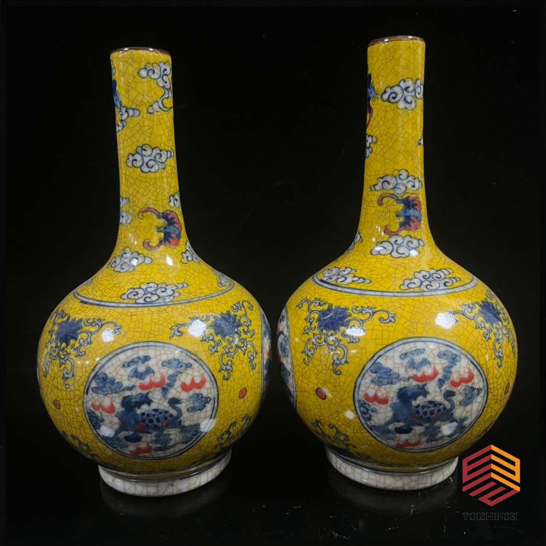 A pair of rattle bottles with large unicorn patterns and made in the Kangxi period of the Qing Dynas (1 of 6)