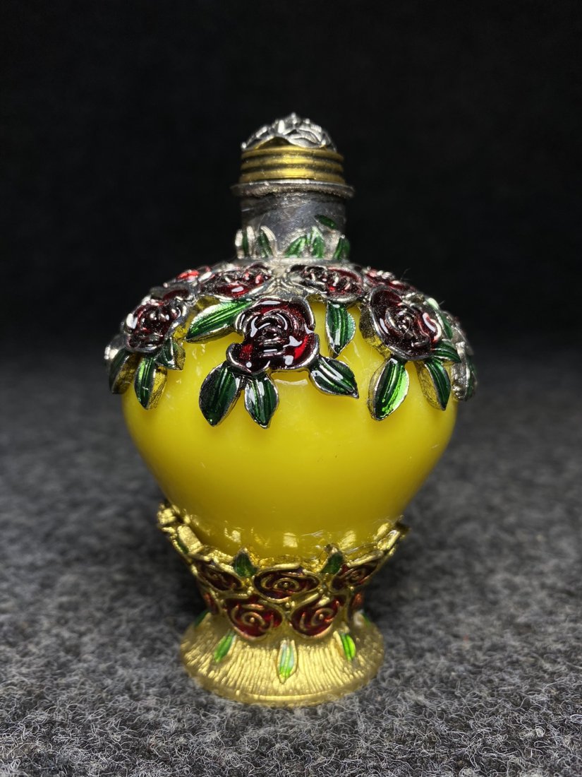 Hand-painted blue and white dragon pattern appreciation plate: Snuff bottles are specially used to hold snuff. In order to be easy to carry, they are generally the size of a pack of cigarettes. Among the surviving relics, there are more than 20 snuff bottles with