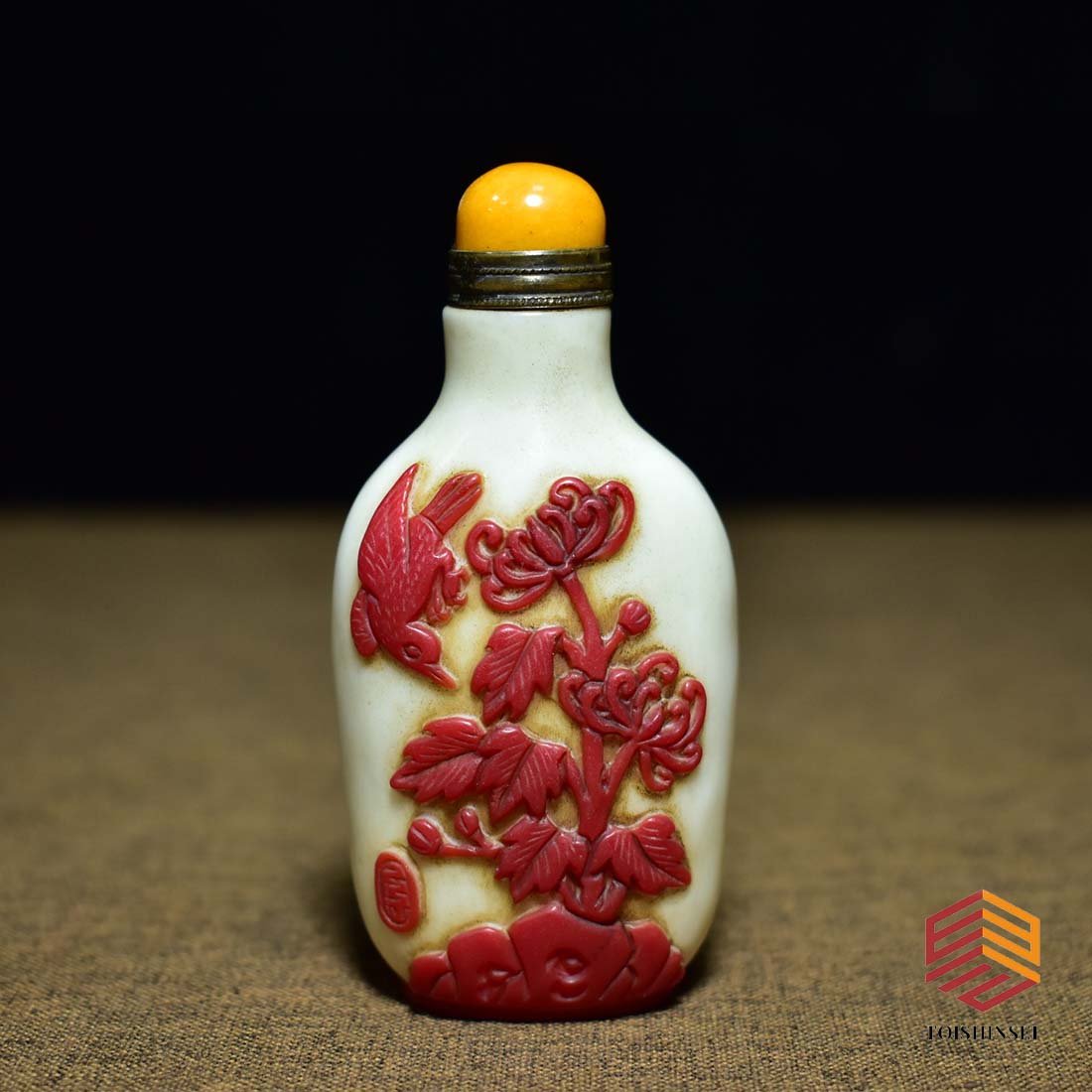 Hand-carved flower and bird snuff bottle made of colored glaze (1 of 6)