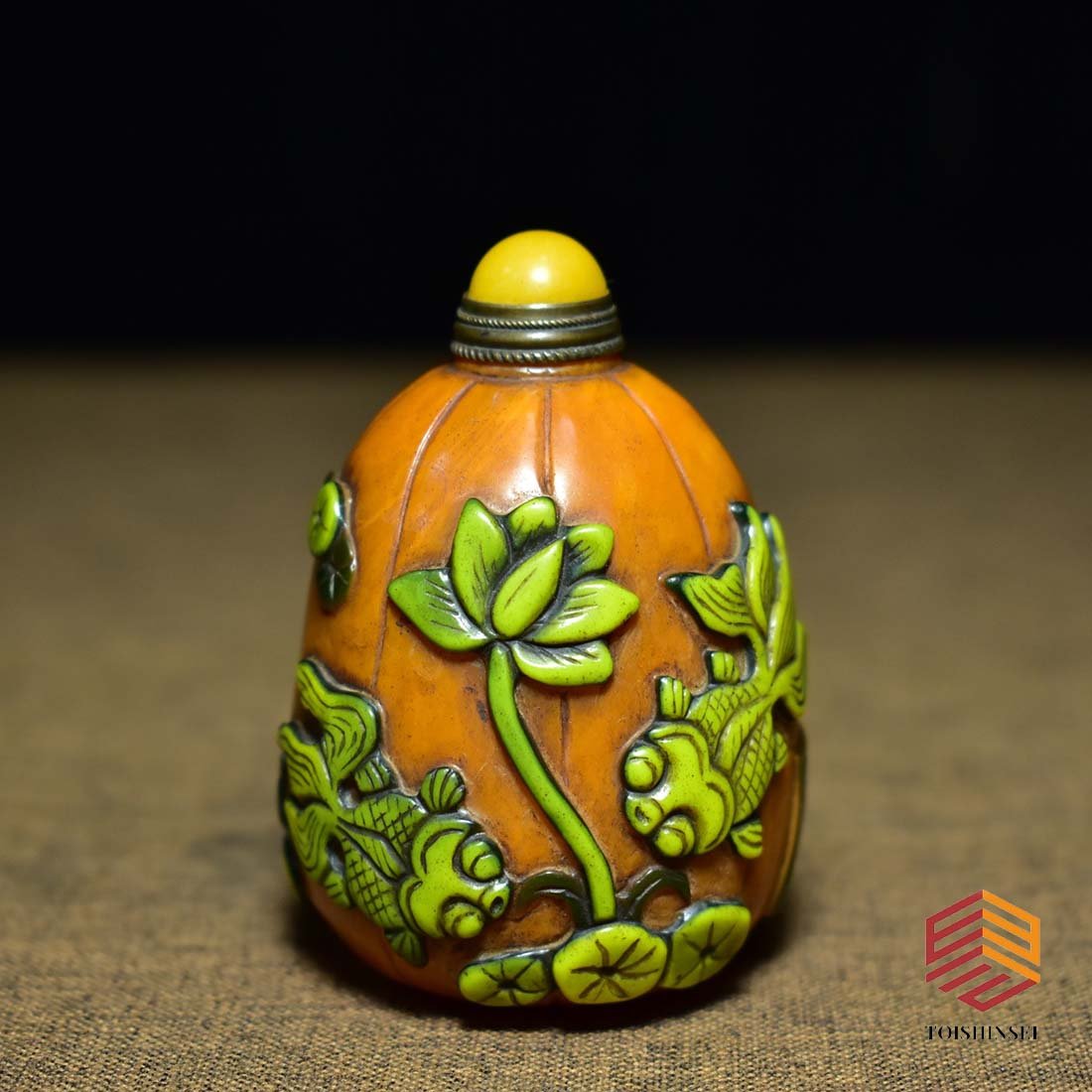 Hand-carved gold and jade mantang snuff bottle made of colored glaze (1 of 6)