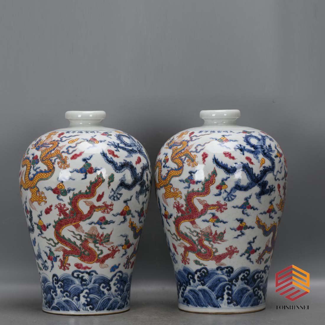 Ming Dynasty, Xuande period, a pair of colorful plum vases with Kowloon sea pattern: Ming Dynasty, Xuande period, a pair of colorful plum vases with Kowloon sea pattern