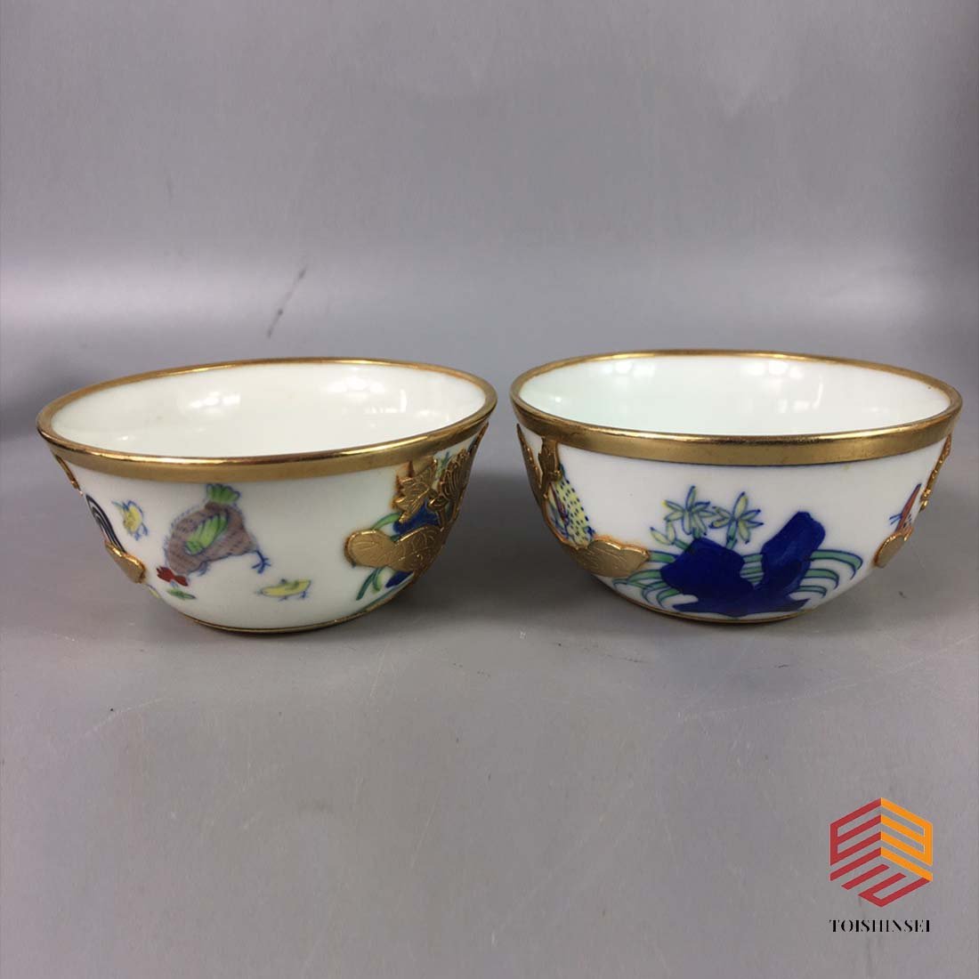 Old embroidered boxed Ming Chenghua gilded chicken cup: Old embroidered boxed Ming Chenghua gilded chicken cup.Purely handmade, with reasonable layout, clear and distinct themes, prominent themes, distinct layers, lifelike images, purely handmade, beautifu