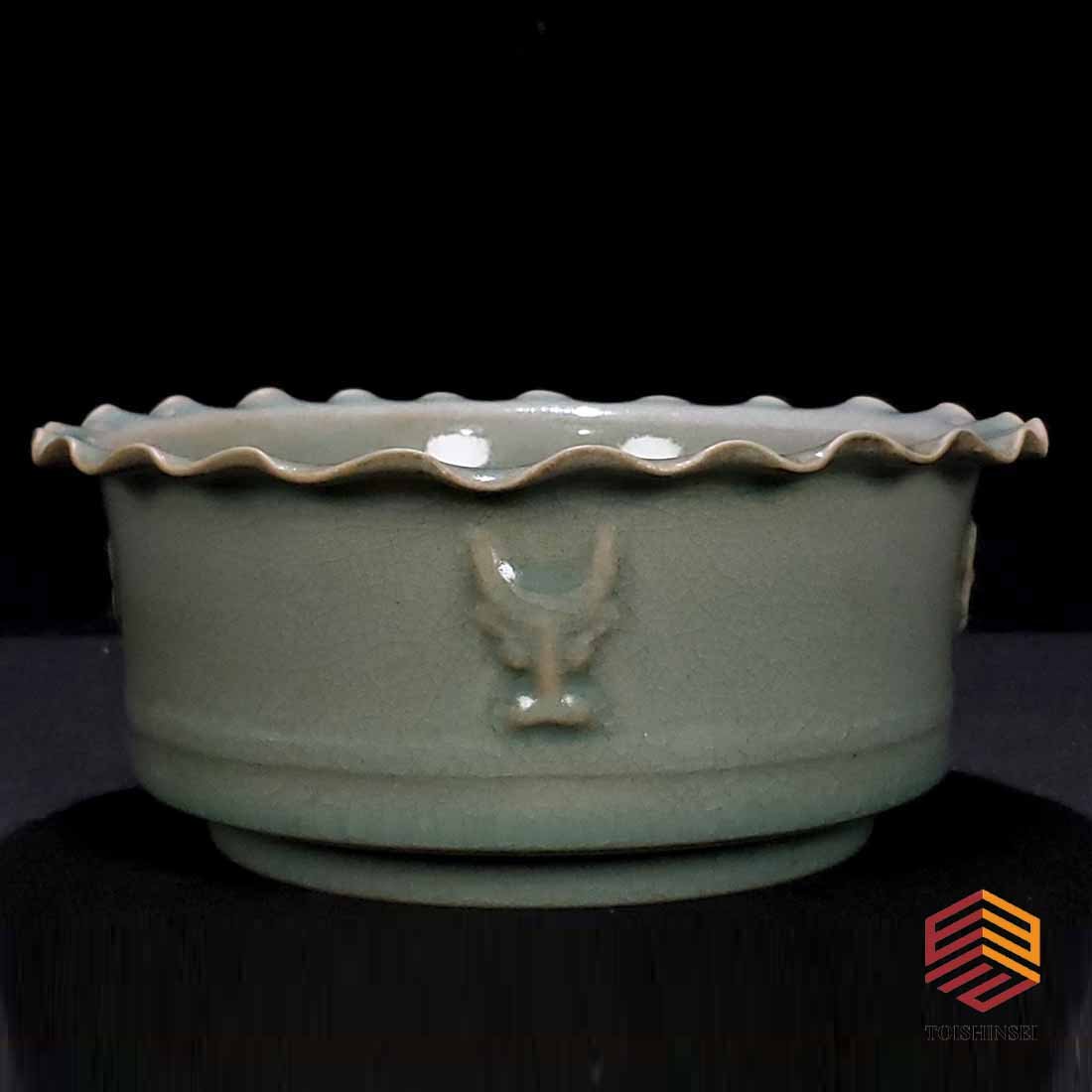 Song Dynasty Ru kiln "Qingliangsi Imperial Palace in the second year of Chongning" lace wash: Ru kiln of Song Dynasty "Made by Qingliang Temple in the second year of Chongning and gifted by Huizong in the year of Xuanhe" lace wash