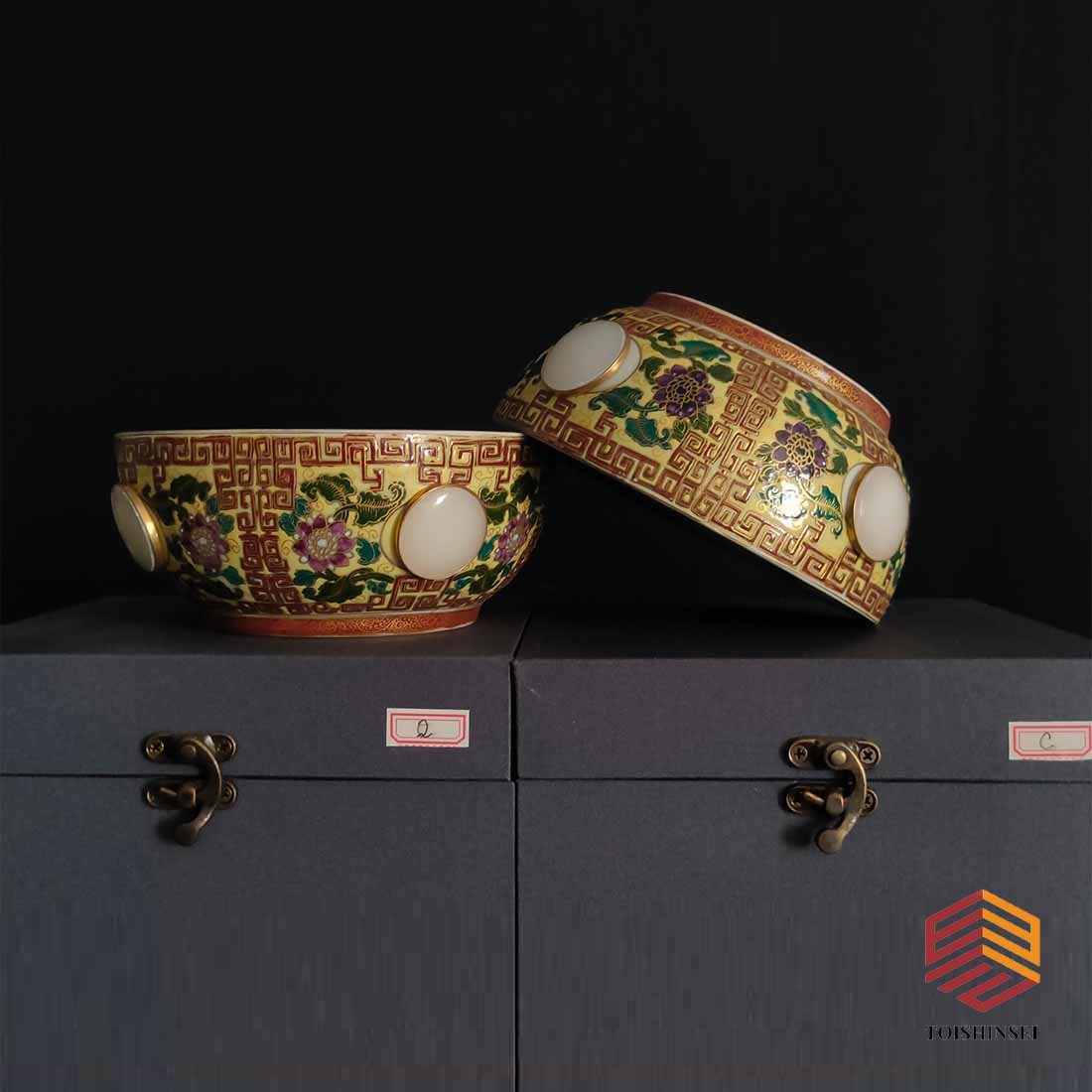 A large enamel and gold-inlaid jade bowl made during the Qianlong reign of the Qing Dynasty (1 of 7)