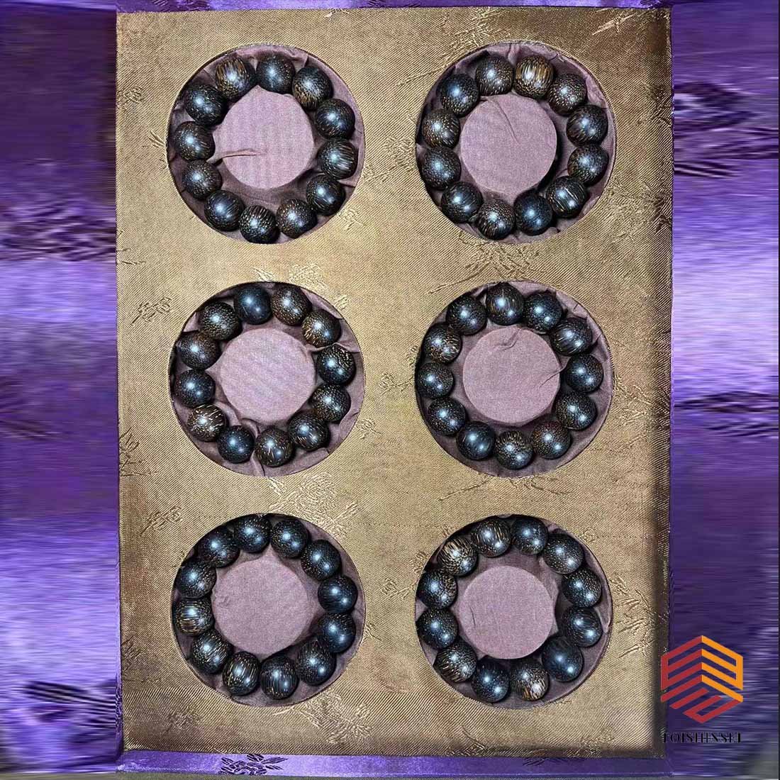 Qing Qianlong fifteenth year, Sanxitang imperial collection agarwood bracelet (1 of 8)