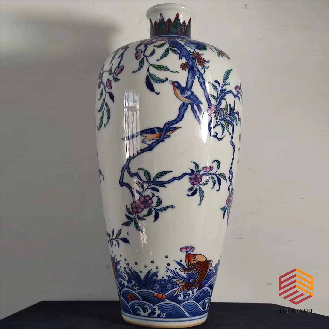 Bunte Pflaumenvase mit Blumen und Vögeln, hergestellt während der Qianlong-Zeit der Qing-Dynastie (1 of 7)