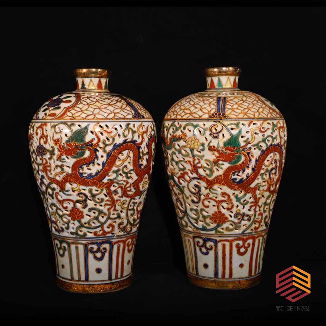 A pair of hollow plum vases with five-color gold and dragon patterns made during the Wanli period of: A pair of hollow plum vases with five-color gold and dragon patterns made during the Wanli period of the Ming Dynasty