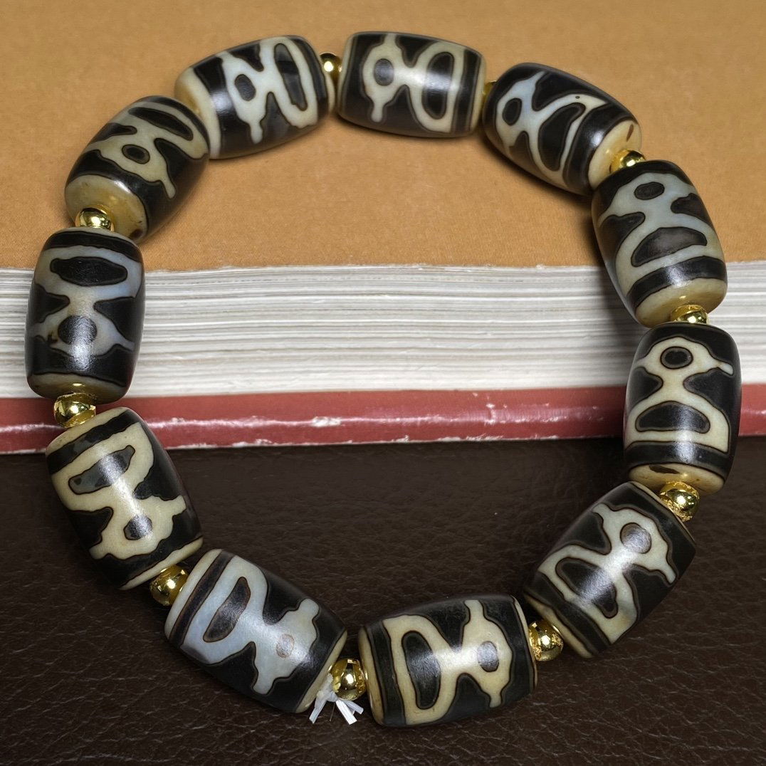 Old material god of wealth dzi bead bracelet (1 of 9)