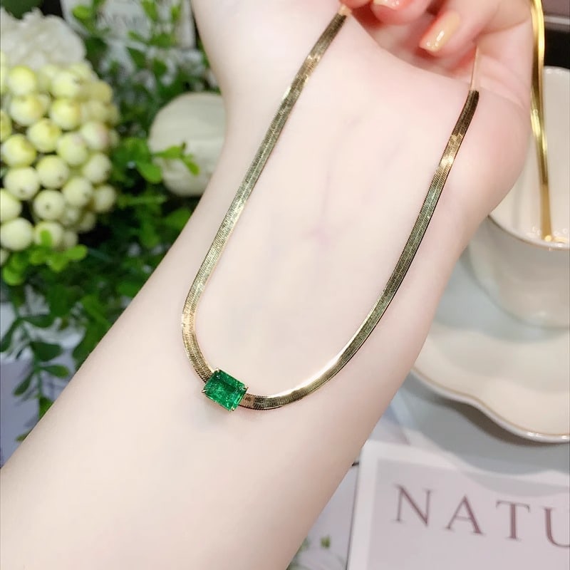 18K gold natural emerald necklace colorful emerald pendant clavicle chain (1 of 2)
