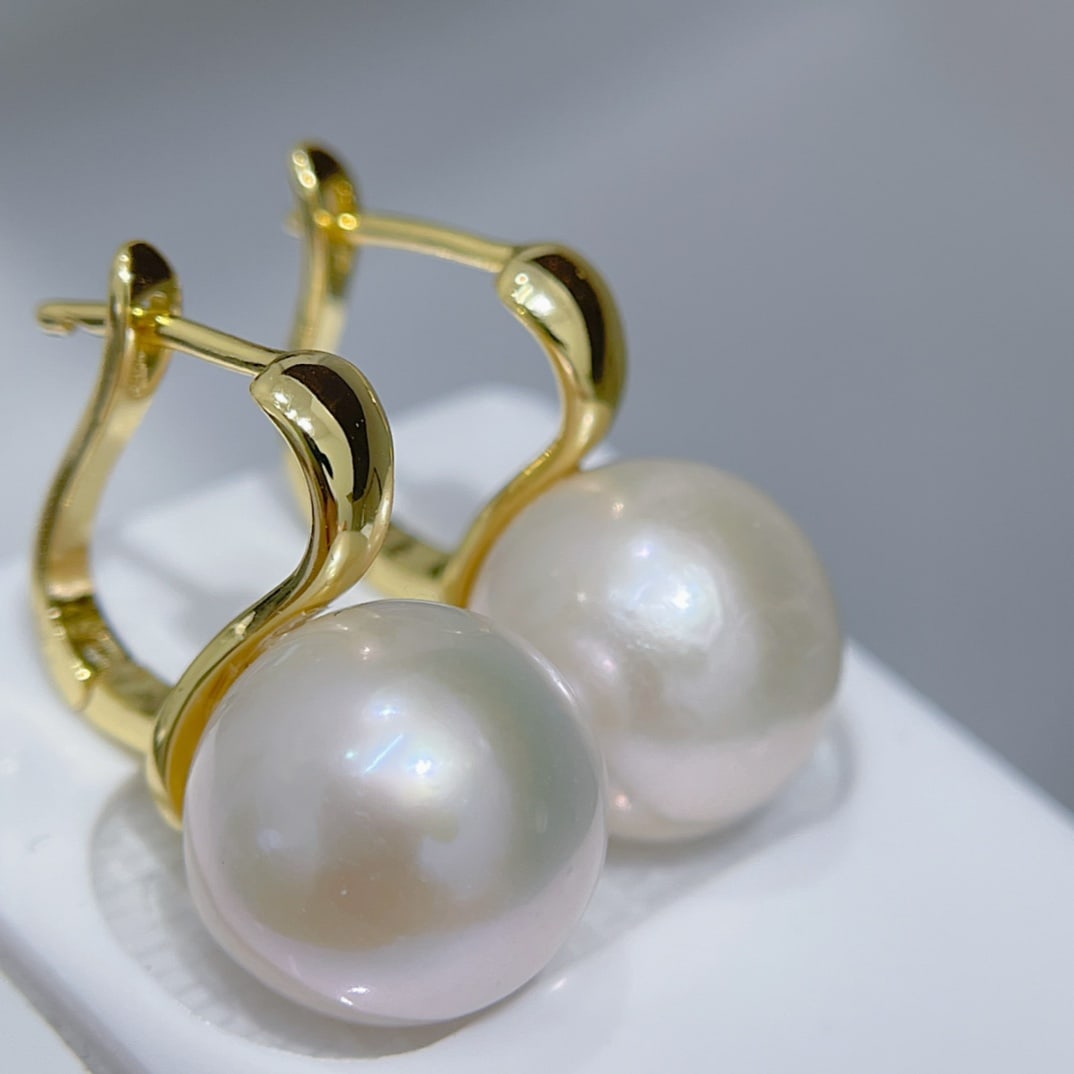 natural freshwater Edison pearl earrings: Pearl diameter 11-12MM strong light, smooth and delicate, absolutely glossy, flawless surface, slight flaws on the sides and bottom