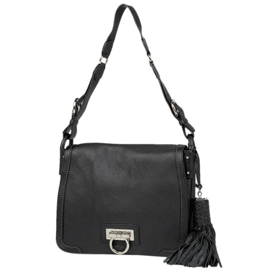 Salvatore Ferragamo Gancini Shoulder Bag Tassel Tassel Shoulder Bag Leather Black [Second Hand]: Width about 27cm Height about 22cm Depth about 5cm Color black Comments Because it is a second-hand product, it is deformed, hanging on the strap, there are cracks and cracks on the edges, small scrat