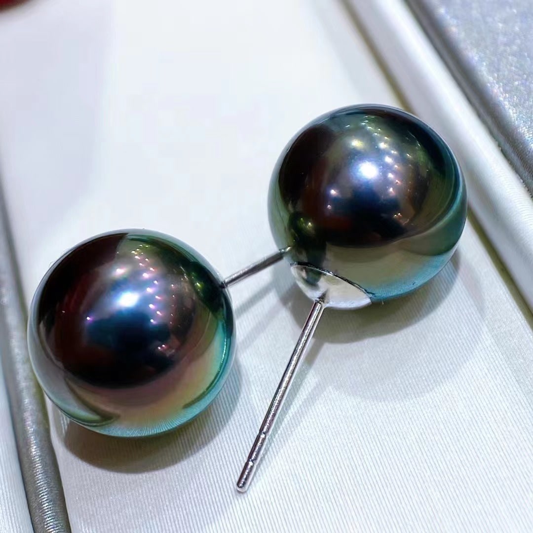18k white gold Tahitian black pearl earrings (1 of 4)
