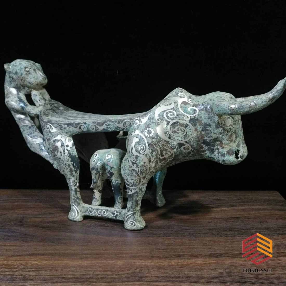 Warring States style Period bronze inlaid with silver inscription "Ox and Tiger Bronze Case" (1 of 7)