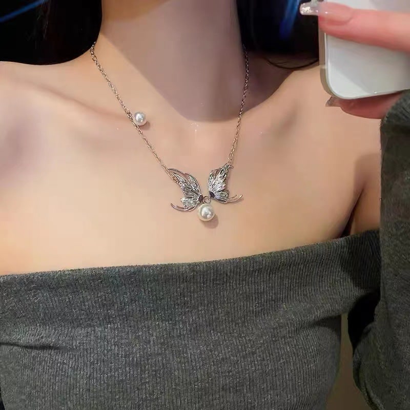Butterfly Wing Pearl Necklace: Material: alloy chain/copper pendant Weight: 11g Size: chain length 45+5cm