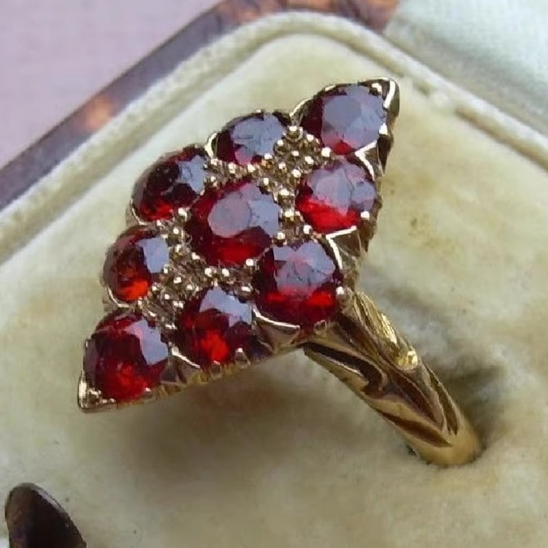 British antique ring 18K pure gold Edwardian old Bohemian garnet ring 6.12g: High Quality Edwardian 18K Gold Natural Garnet Ring Nine old cut old garnets pave in 18K solid gold. Ring size is approximately 19mm x 11mm. Weight is approximately 6.12g. Exquisite old craftsmanship