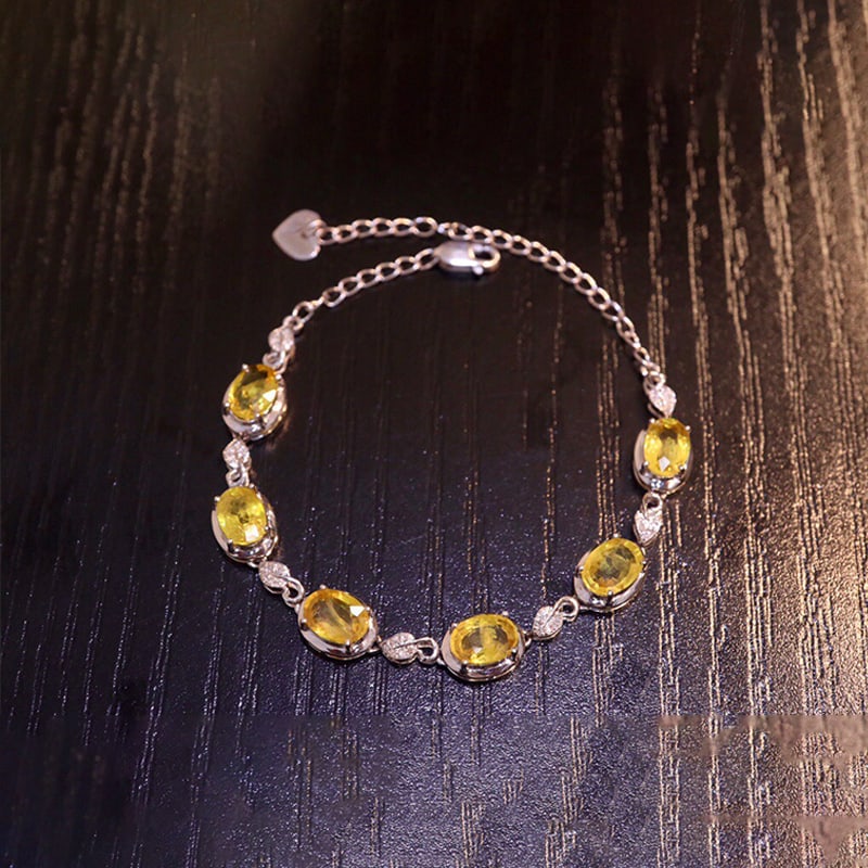 18k gold natural yellow sapphire bracelet: 8k gold natural yellow sapphire bracelet, inlaid with South African diamonds, main stone 7ct, 42 diamonds, gold weight 4.24g, rich color, full of fire, fine craftsmanship, quality assurance