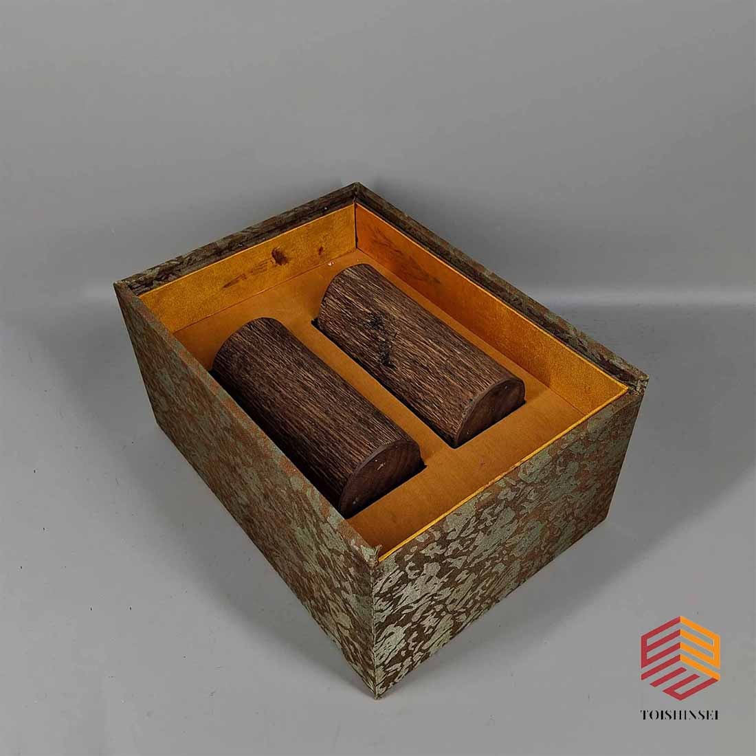 A box of agarwood logs: It has good fragrance, rich oil, and is a treasure for collection. High 20CM wide 8.5cm weight 1670g