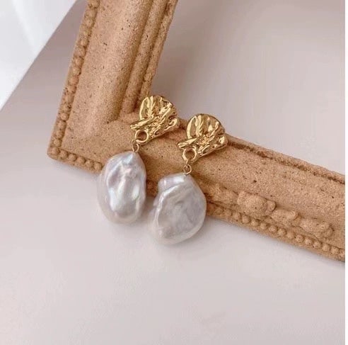 14k gold studded strong light Great Roc pearl earrings: 14k gold studded strong light Great Roc pearl earrings