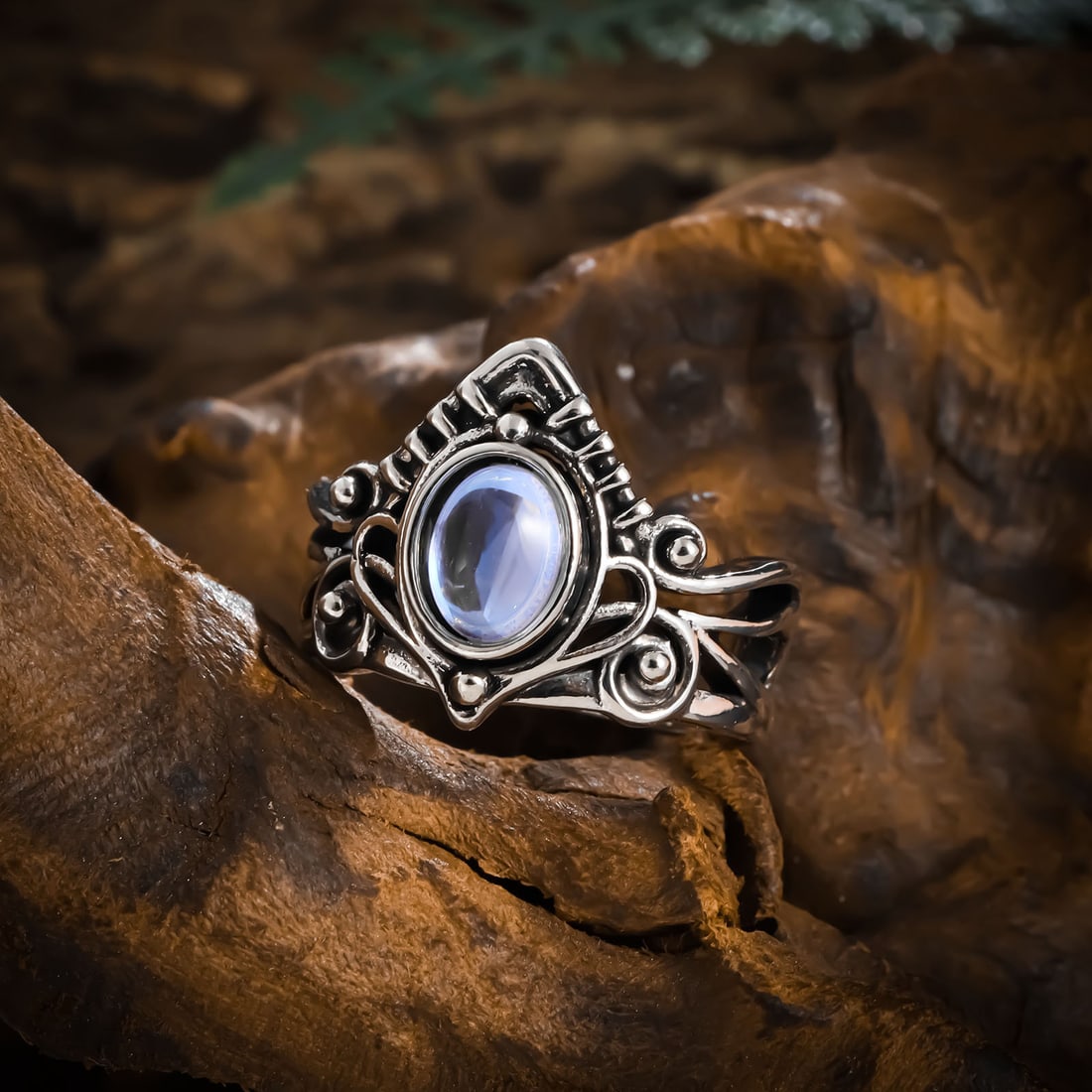 Vintage Moonstone Ring: Vintage Moonstone Ring Diameter: 1.83cmHeight: 1.76cmWeight: 6.18g