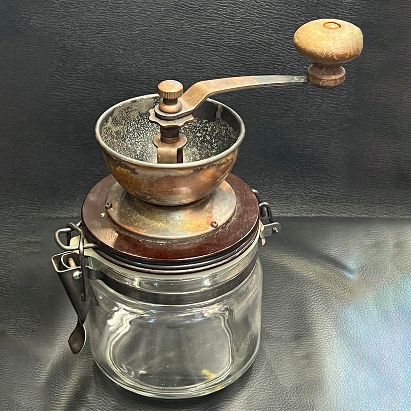 Antique manual grinder coffee machine with vintage design: The antique hand-grinded coffee machine has a retro design. [Used] Because it is a second-hand product, it will not be returned or exchanged without verification Product Description The antique hand-g