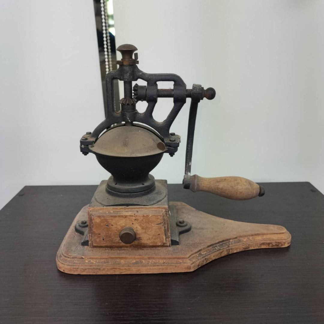Grinding coffee machine wooden vintage antique manual indoor coffee [Second hand]: Grinding Coffee Maker Wooden Vintage Antique Manual Indoor Coffee [Second-hand] Because it is a second-hand product, it is not verified and cannot be returned or exchanged Product Description: Dimensi