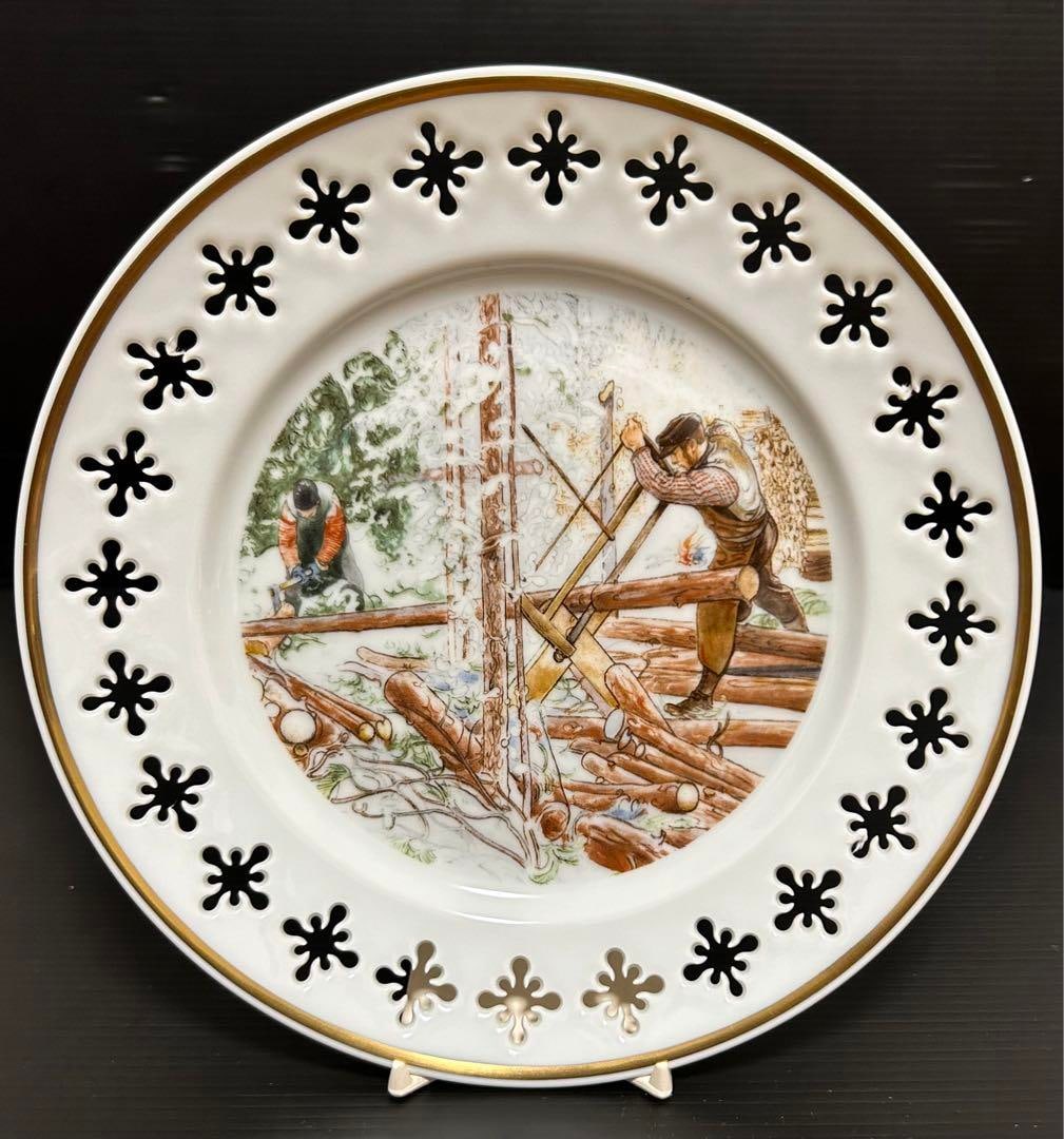 B&G Royal Copenhagen Karl Larsson hollowed out painting disc: B&G Royal Copenhagen Karl Larsson hollowed out painted disc Product Description: size Diameter: Approximately 22 centimeters Height: Approximately 3 centimeters Please note that there may be slight er